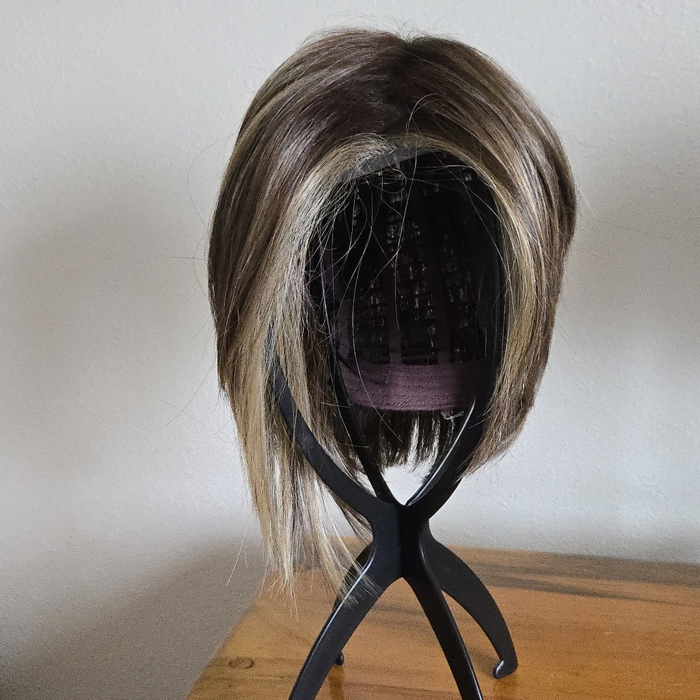 Short Bob Wig in Hazelnut with Snowflake Lace - Picture 5 of 8